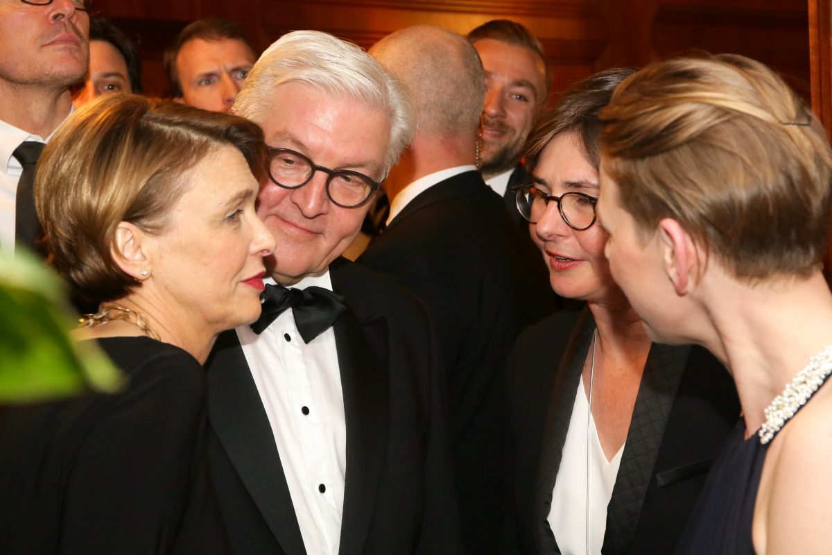 Bundespräsident Steinmeier und Ehefrau im Gespräch