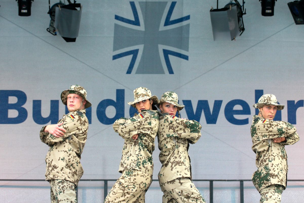 Models in Bundeswehr Uniformen